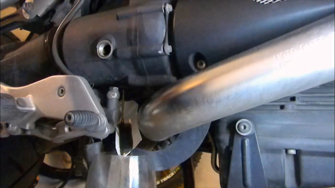 How do you tighten a Stelvio 4V 1200 engine?