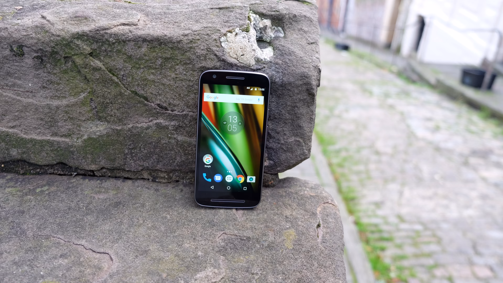 What connectivity options does the Motorola Moto E3 have?