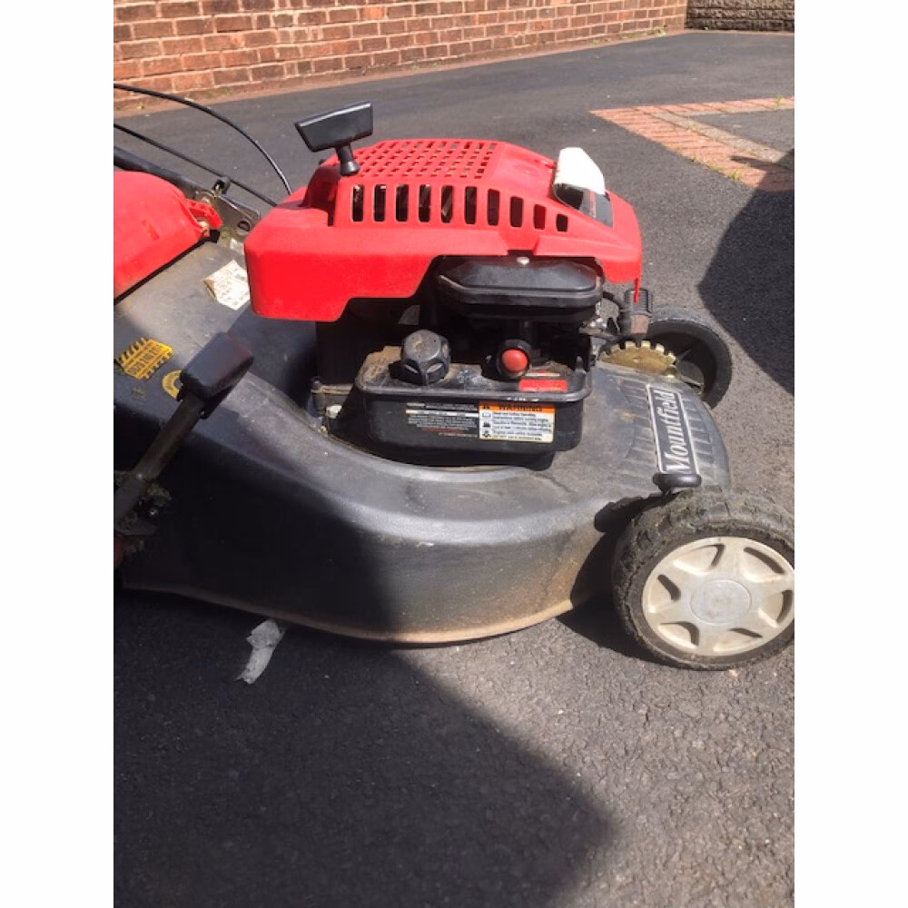 What engine does a Mountfield sp470 es have?