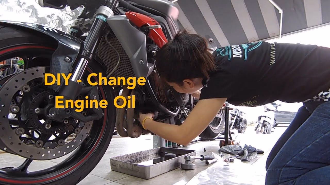 How to change oil on Triumph Street Triple RS 2022?