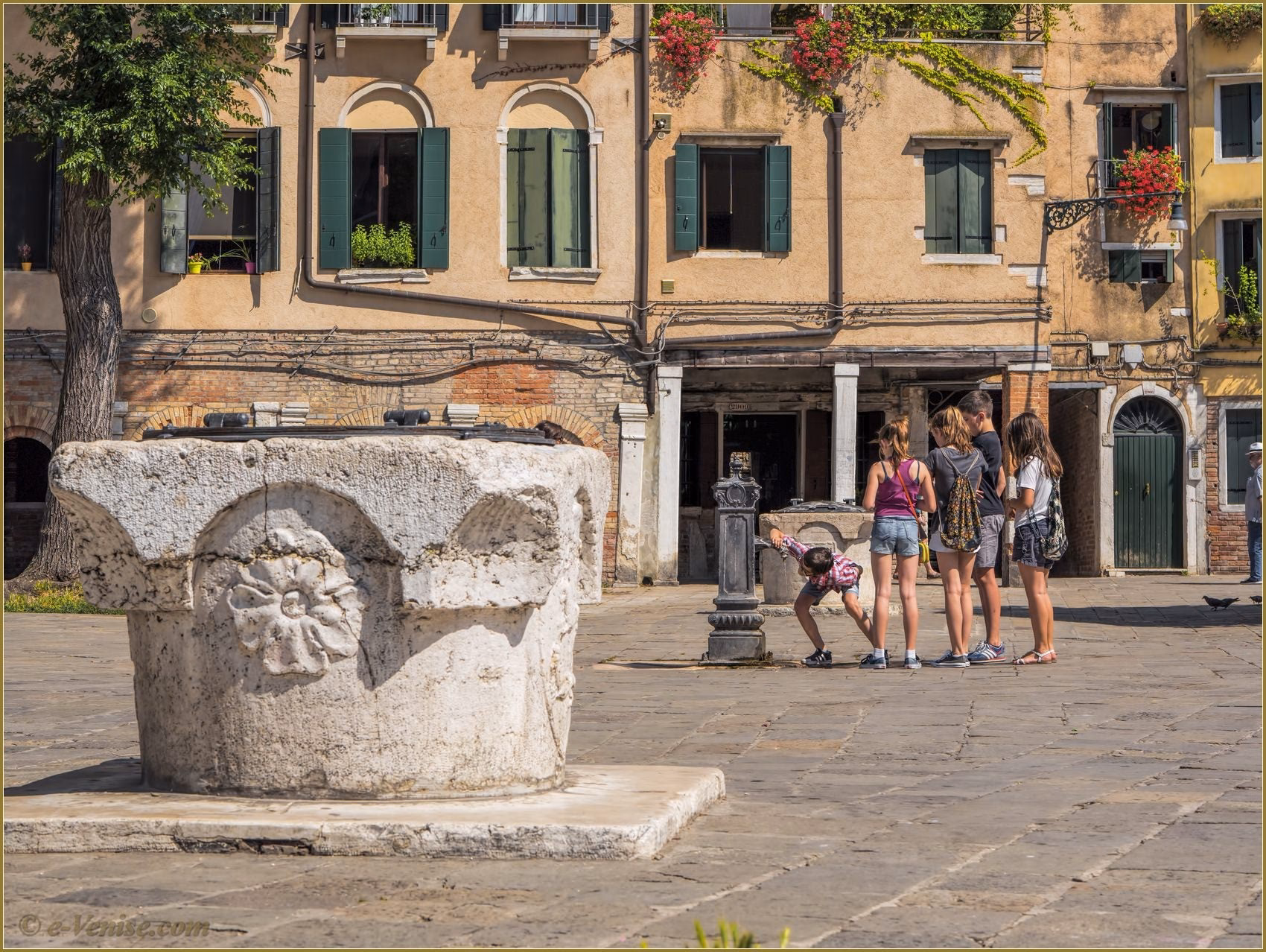 Comment la municipalité de Venise a-t-elle transformé les panneaux du ghetto ?