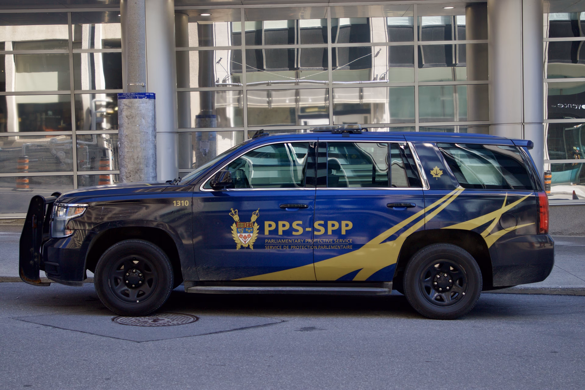 Who is responsible for the Parliamentary Protective Service?