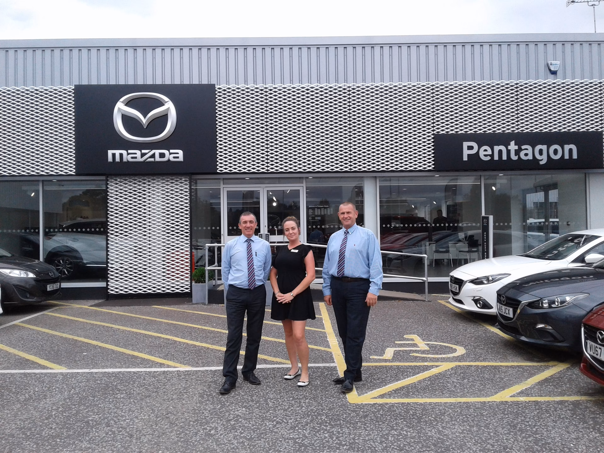 How do I contact Pentagon Vauxhall Lincoln?