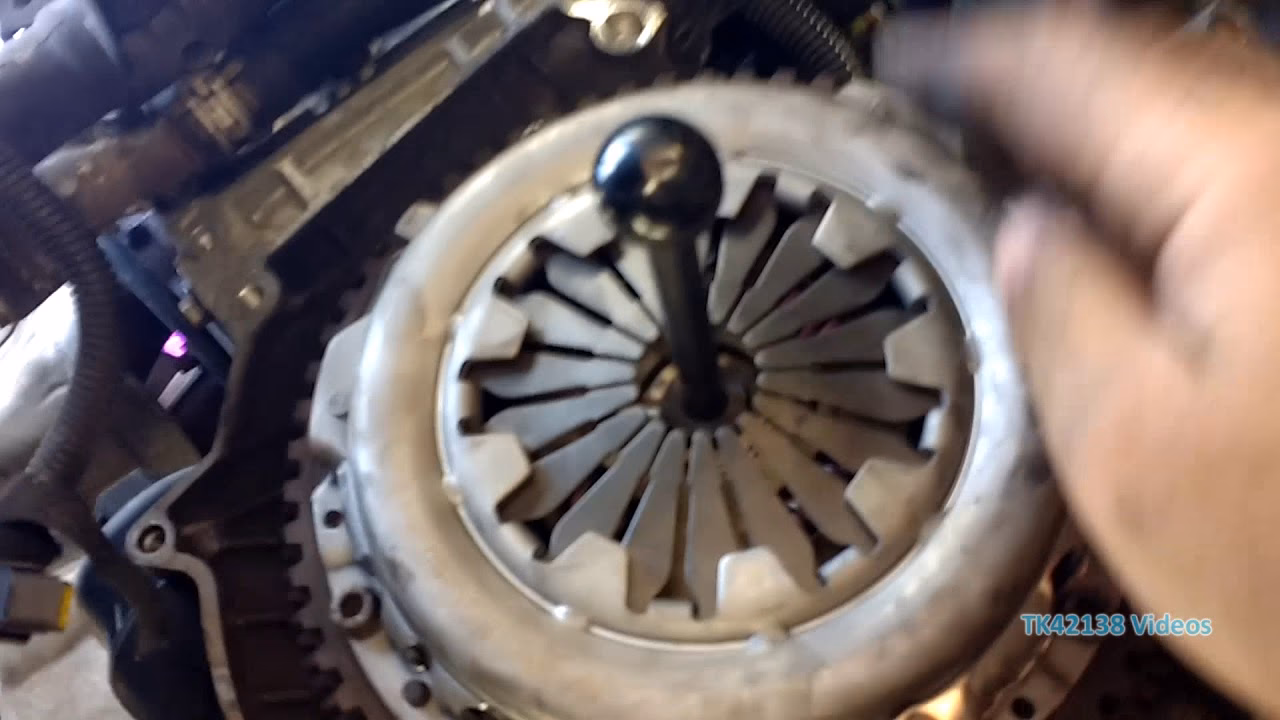 Can a DIY mechanic adjust the clutch on a Peugeot 308 HDI?