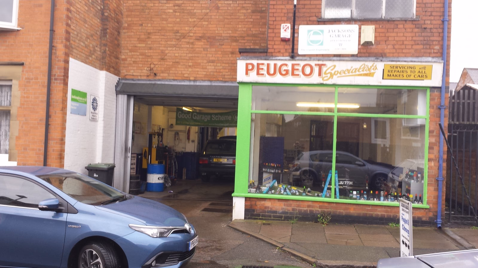 Who are Peugeot & Citroen specialists?