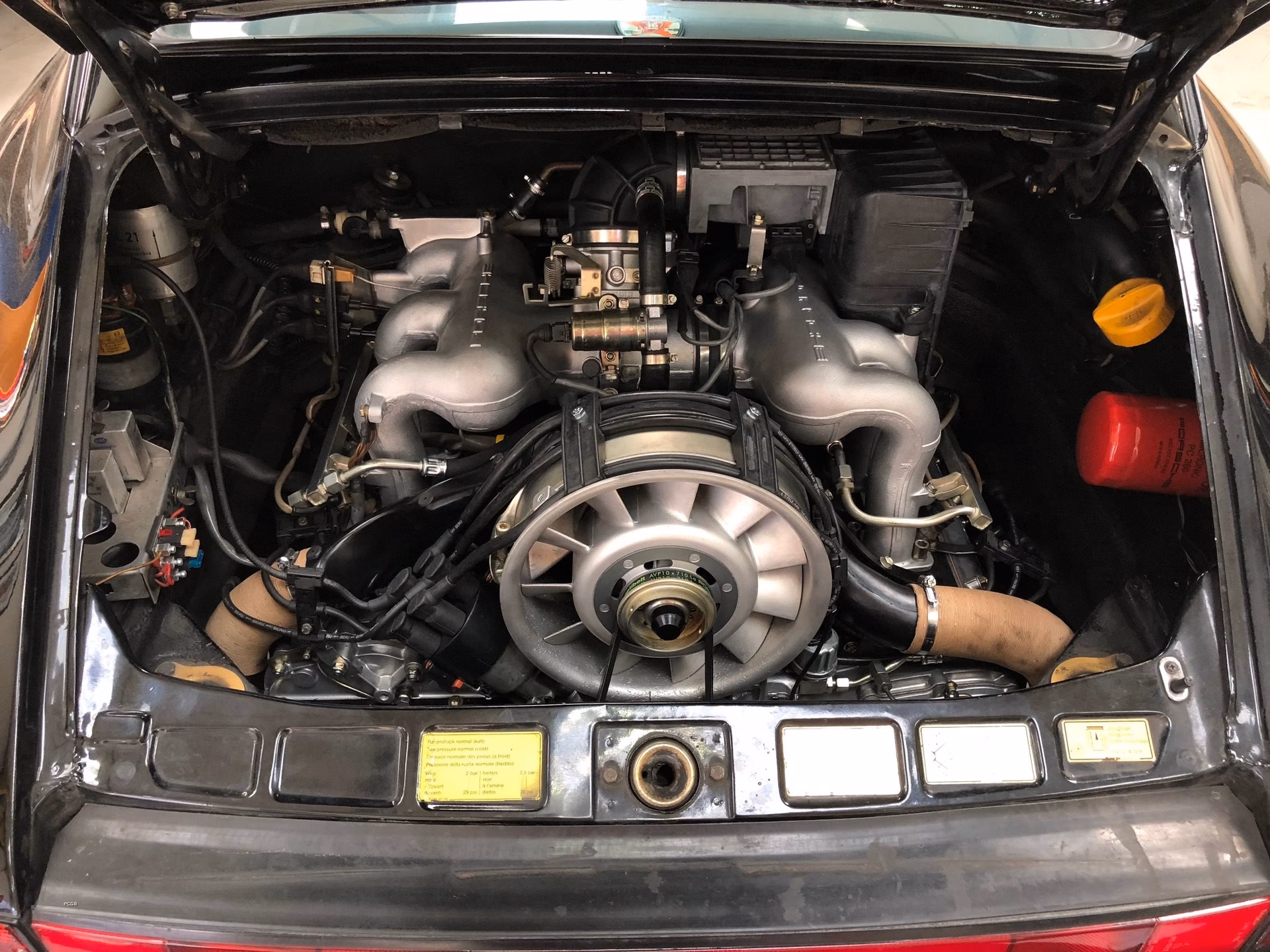 What kind of engine does a 1988 Porsche 911 Carrera have?