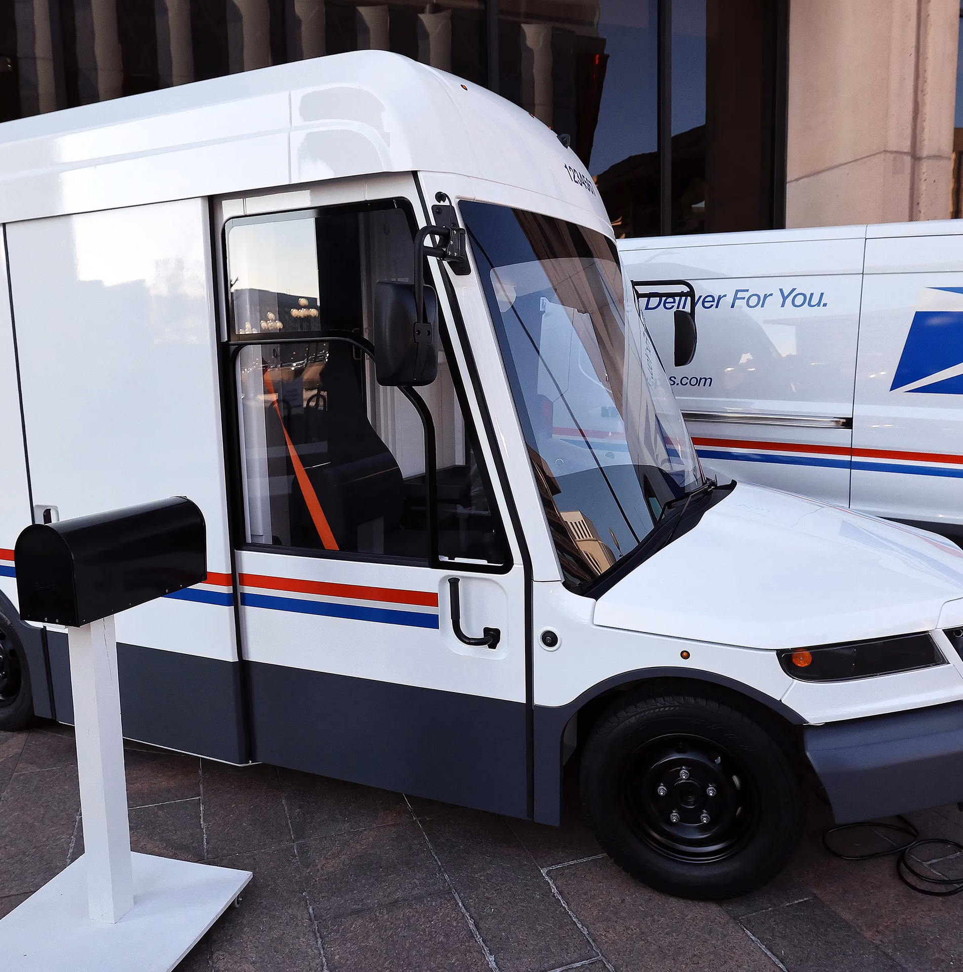 How many electric vans will Peugeot deliver to Royal Mail?