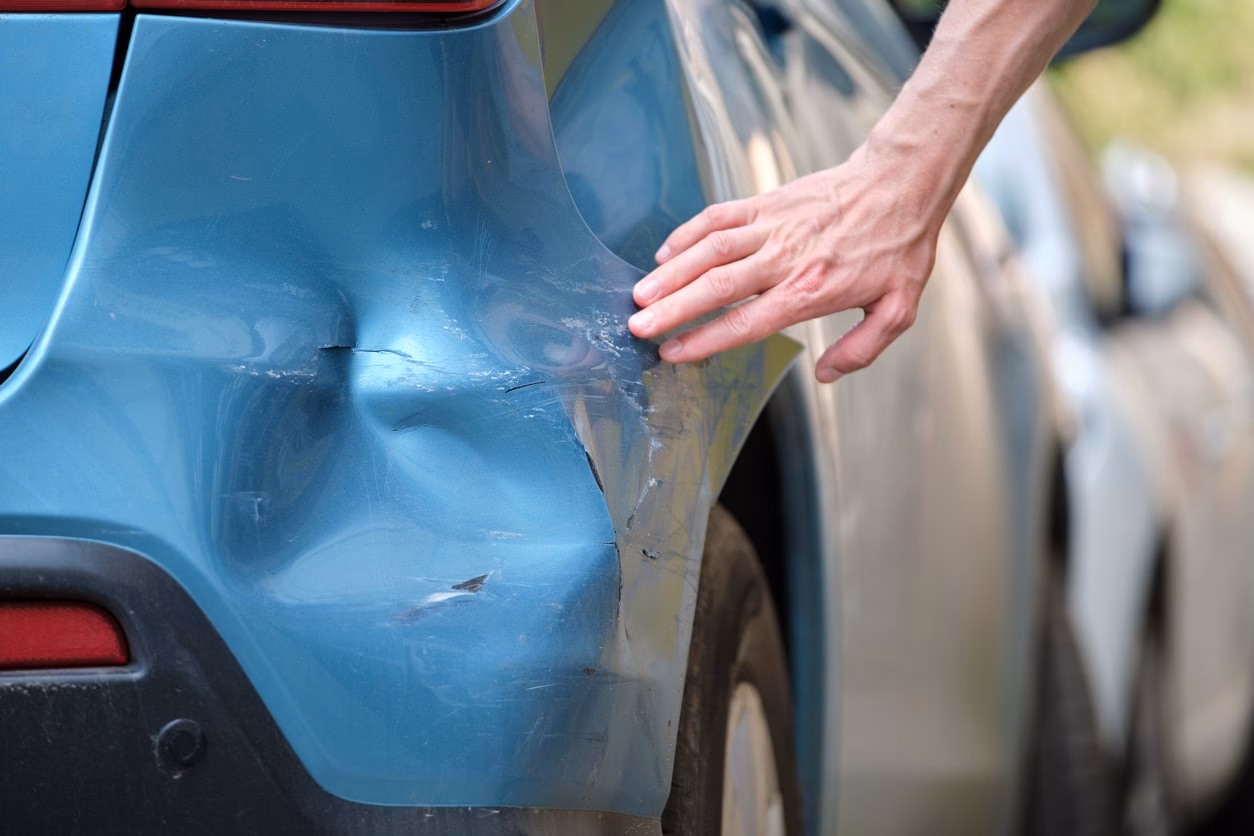 Who is responsible if a car is damaged in a garage?