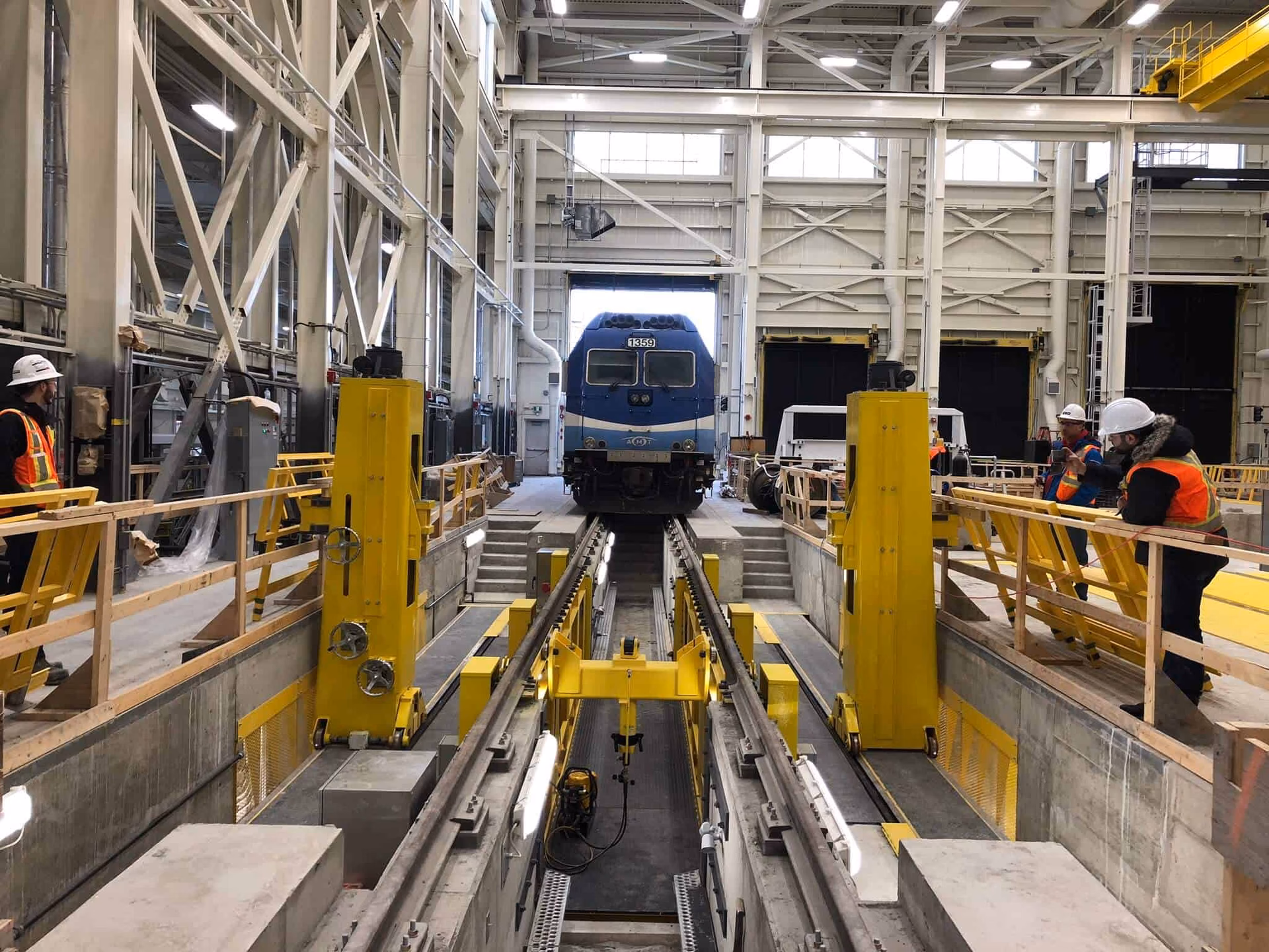 Who makes railcar maintenance equipment?
