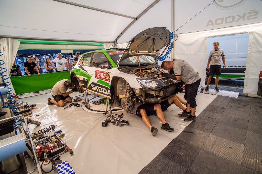 What is a Renault Magnum service truck?