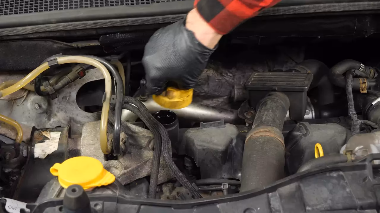 Why does my Renault Kangoo engine oil go black?