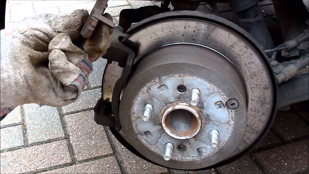 Do 2012 i20 (UK) disc rear brakes have handbrake shoes?