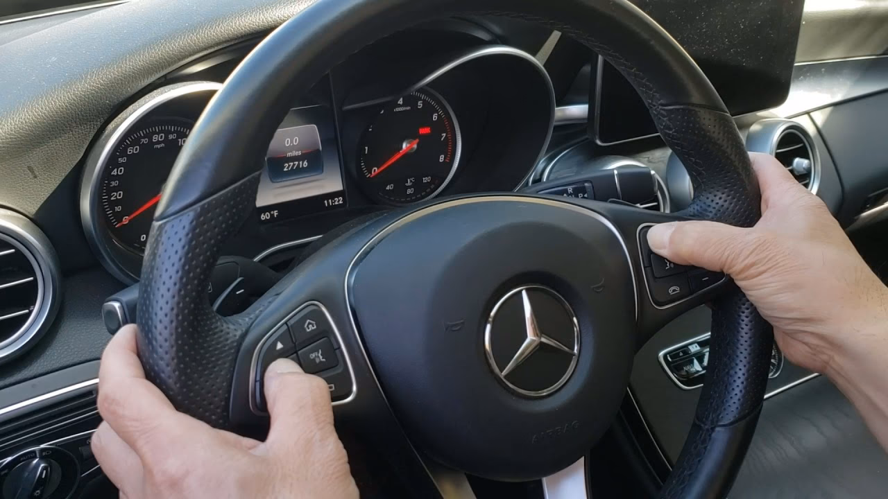 Does the Mercedes C300 series have an oil change alert?