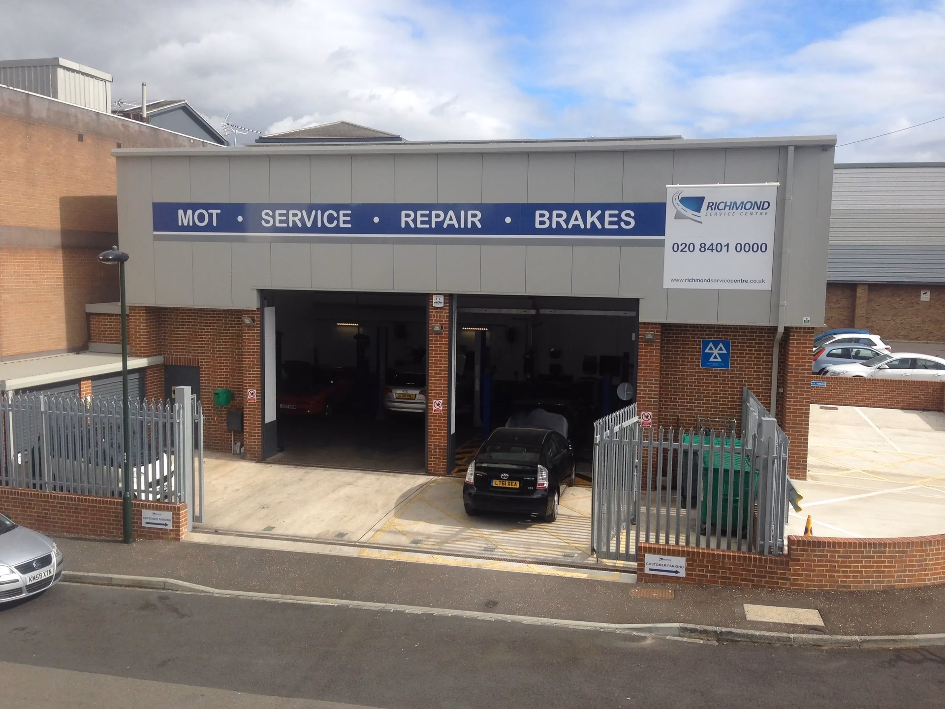 What is the Richmond Bridge MOT centre?