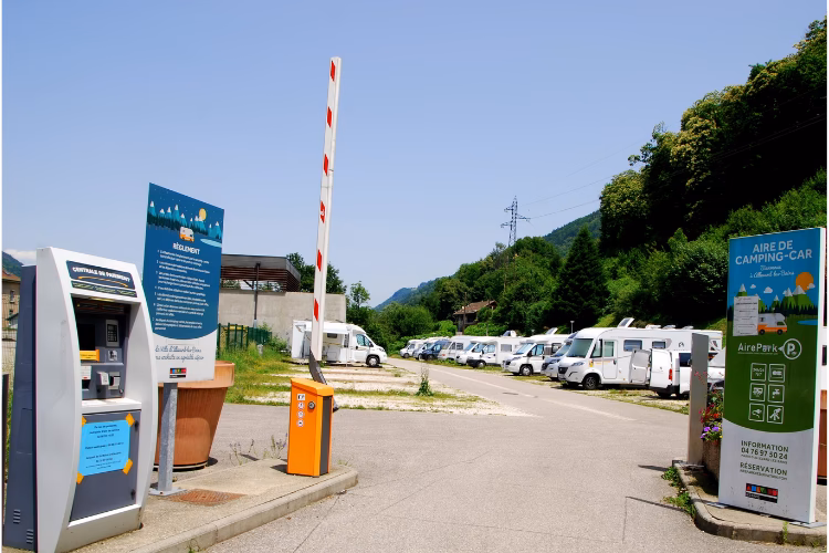 Est-ce que I- camping car gère les aires de services ?