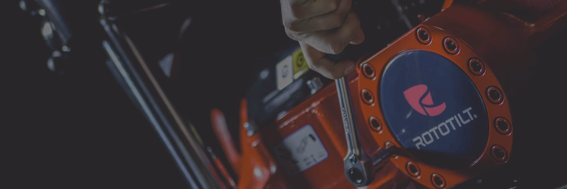 Why does Rototilt use oil in rotor housings?