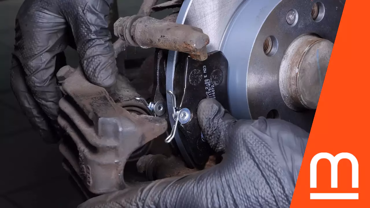 How do you replace brake pads on a SEAT Ibiza V?