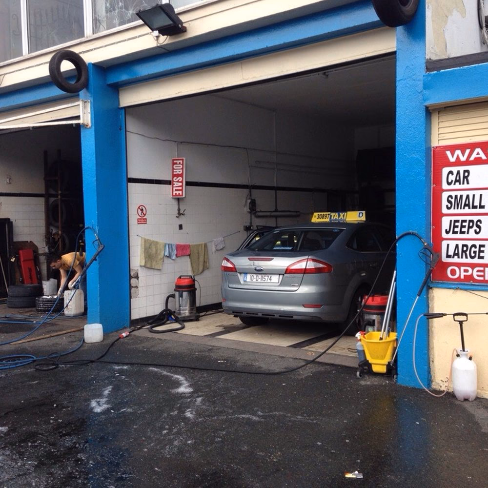 What services does a touchless car wash offer?