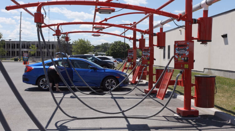 Does Suds car wash have a brushless wash?