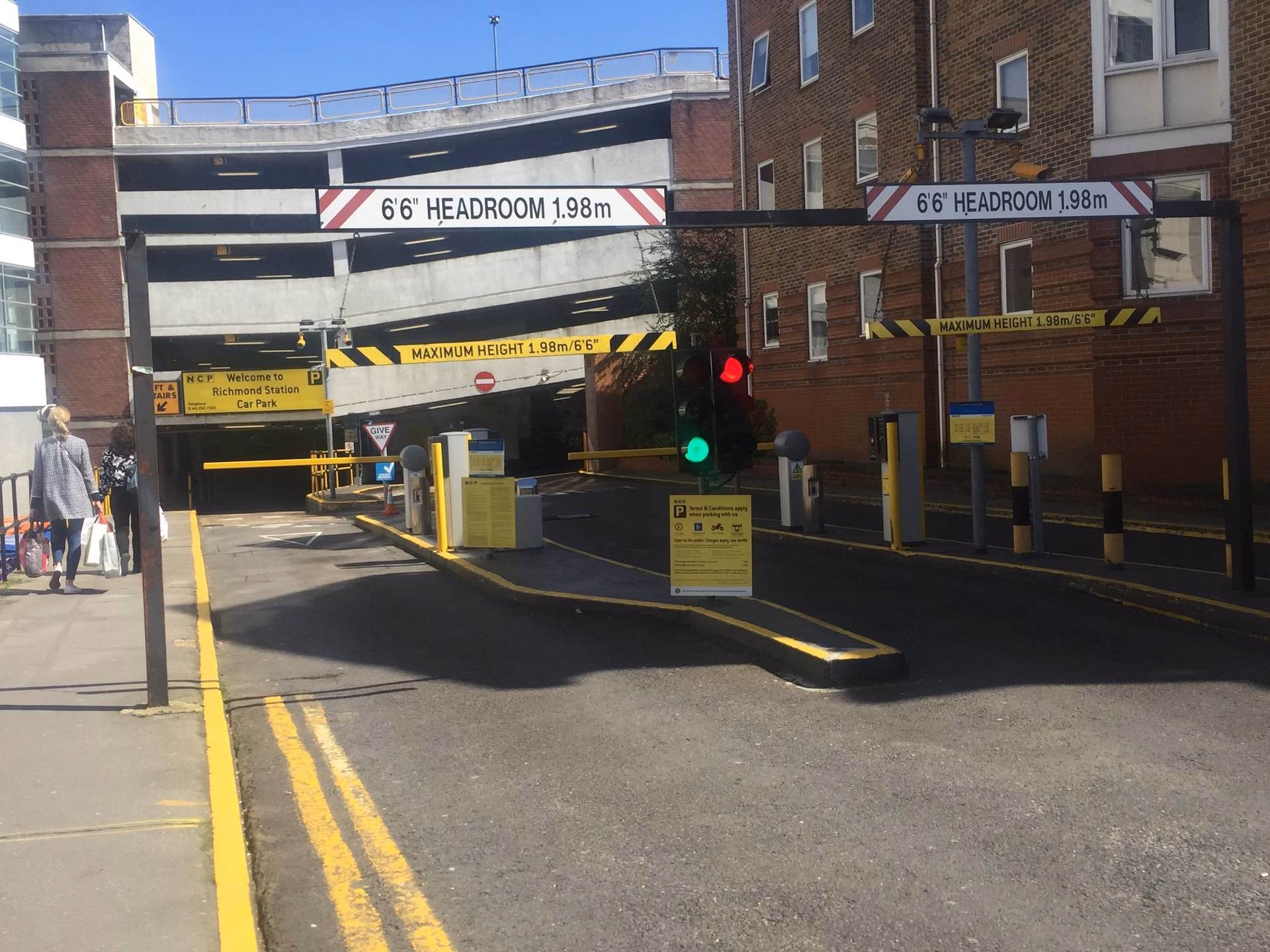 How do I ensure a smooth parking experience at Richmond station?