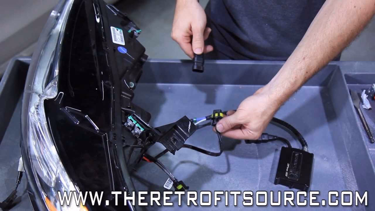 What is the MOT defect 'light source & lamp not compatible'?