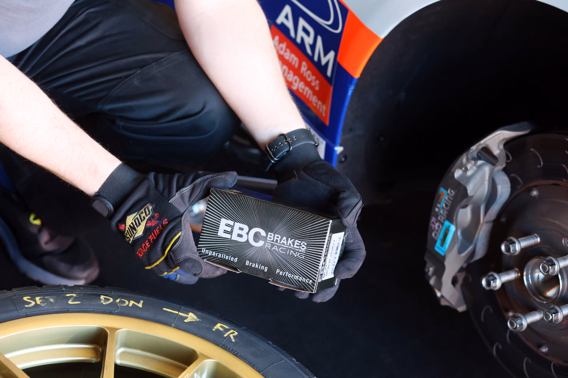 How are sintered brake pads made?