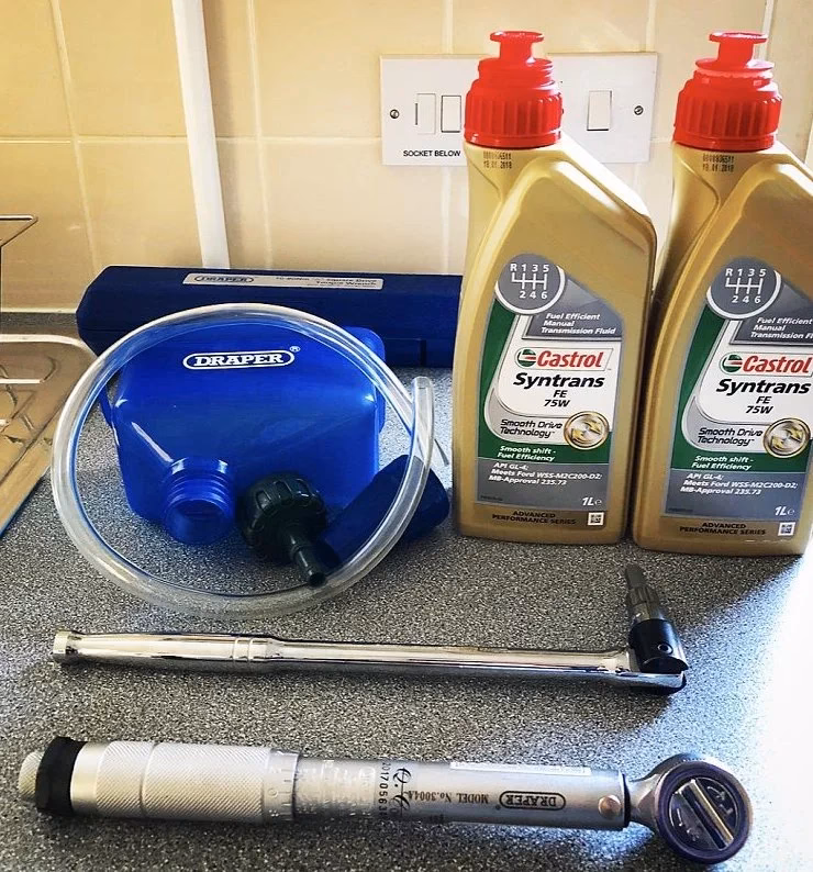 How much gearbox oil do you put in a car?