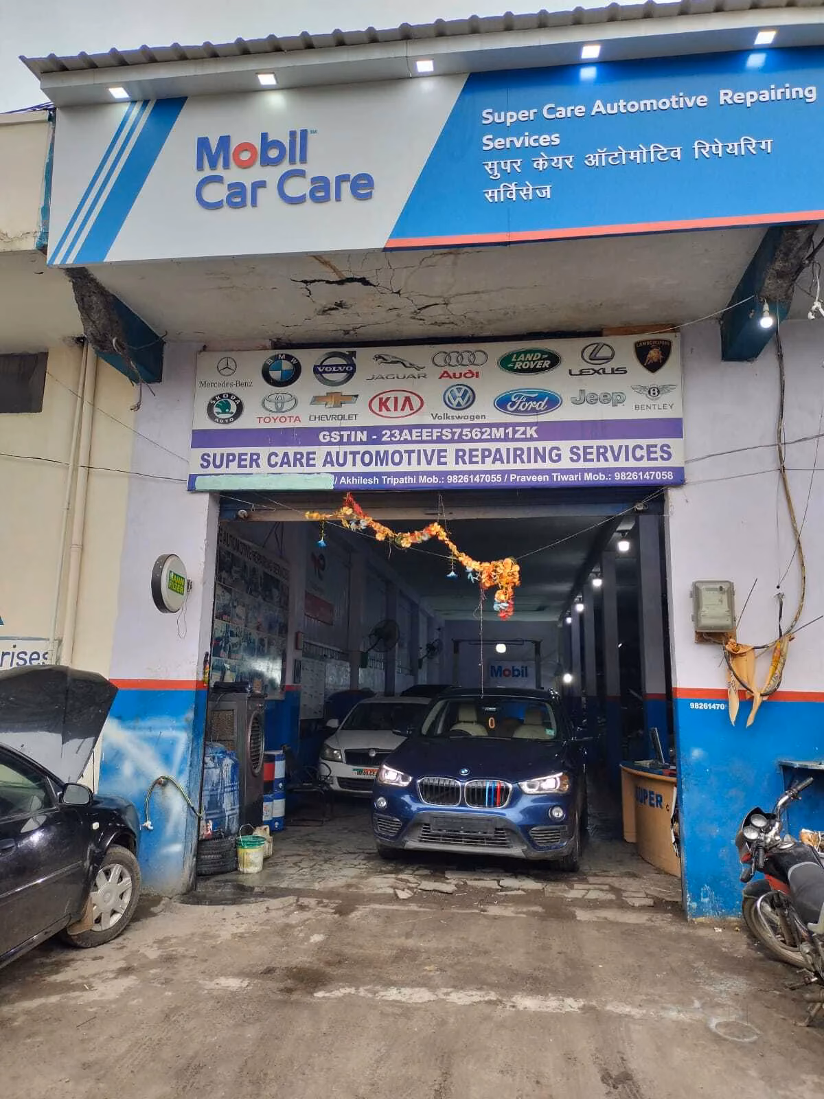 How many car service centers are there in Indore?