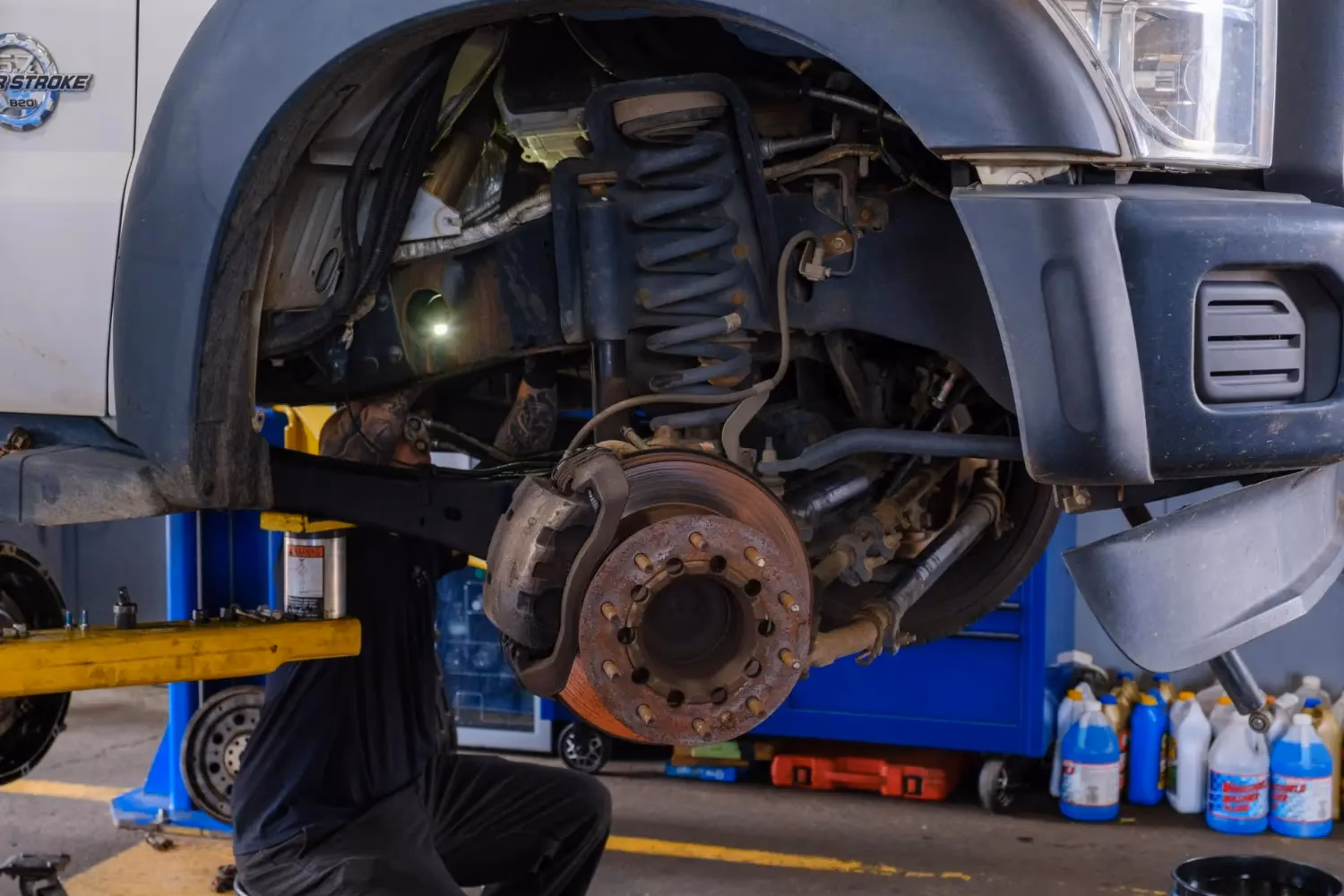 How do strut alignment adjustments work on a Jeep Liberty?
