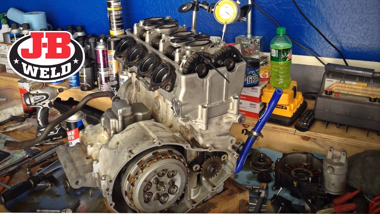 What kind of engine does a 2025 Suzuki GSX-R600 have?