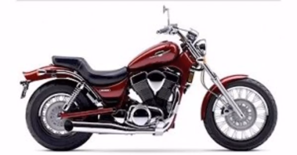 What kind of engine does a Suzuki Boulevard S83 have?