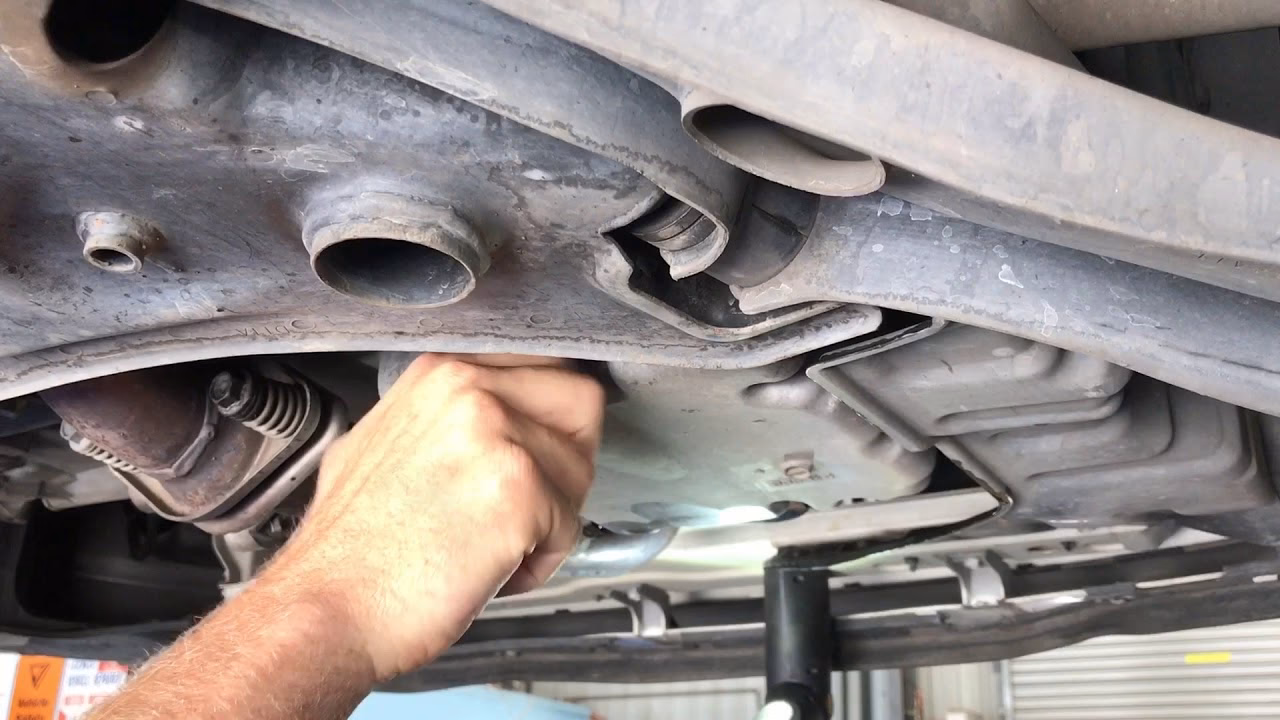 How to change engine oil Suzuki Swift Mk3?