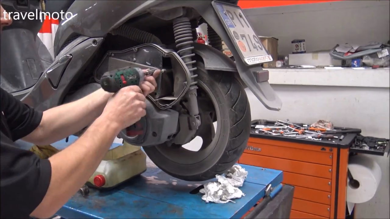 How do you remove a float arm from a Sym fiddle 125?