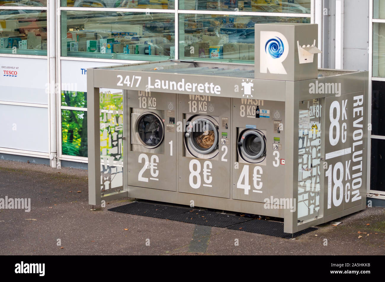 Does Tesco Xtra have a launderette service?