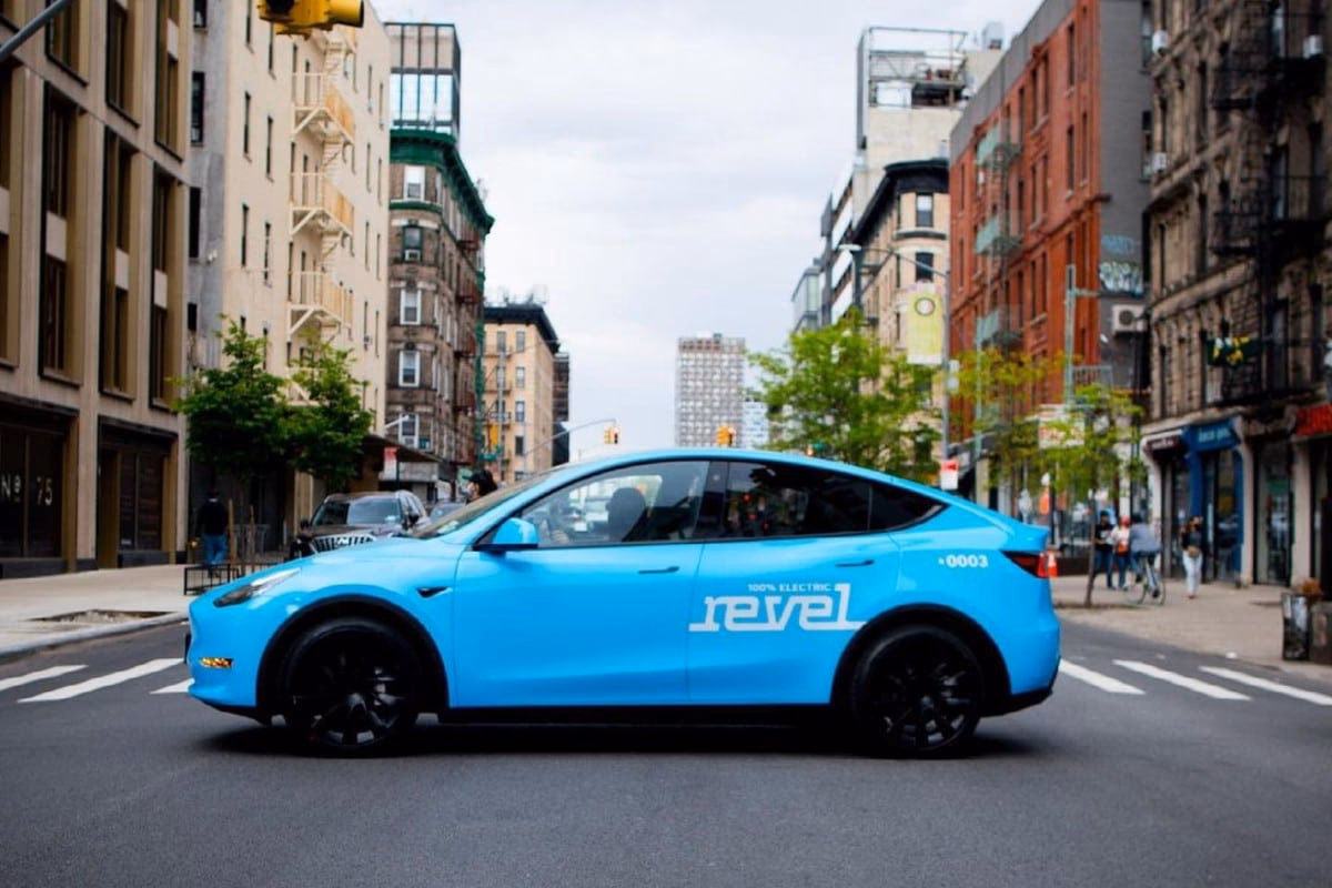 What are Tesla service hours?