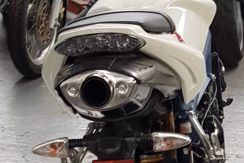 What are the features of Triumph Daytona 675R?