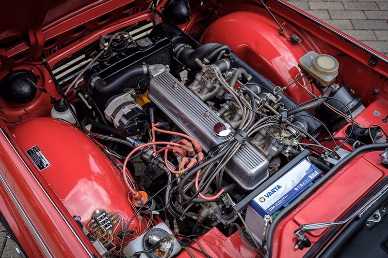 What kind of engine does a tr5-6 have?