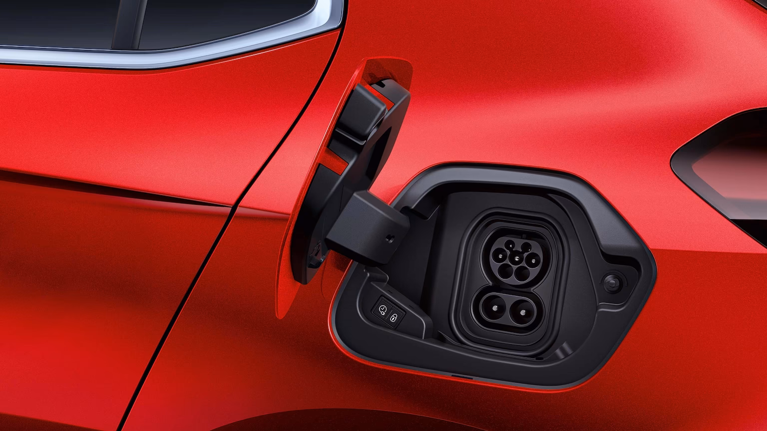 Does a Vauxhall retailer's technician do electric vehicle maintenance?