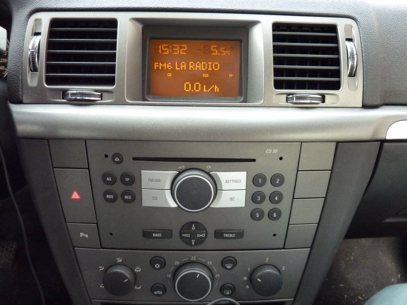 Does the CD30 support aux?