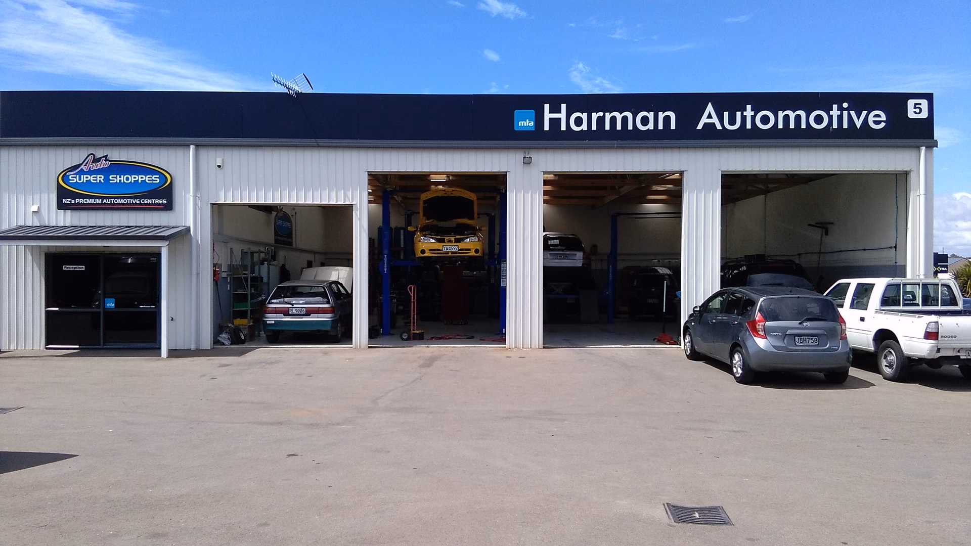 What types of vehicles does Papamoa service centre service?