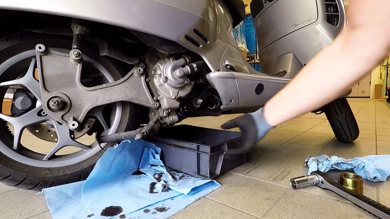 How to change engine oil on Vespa GTS 300?