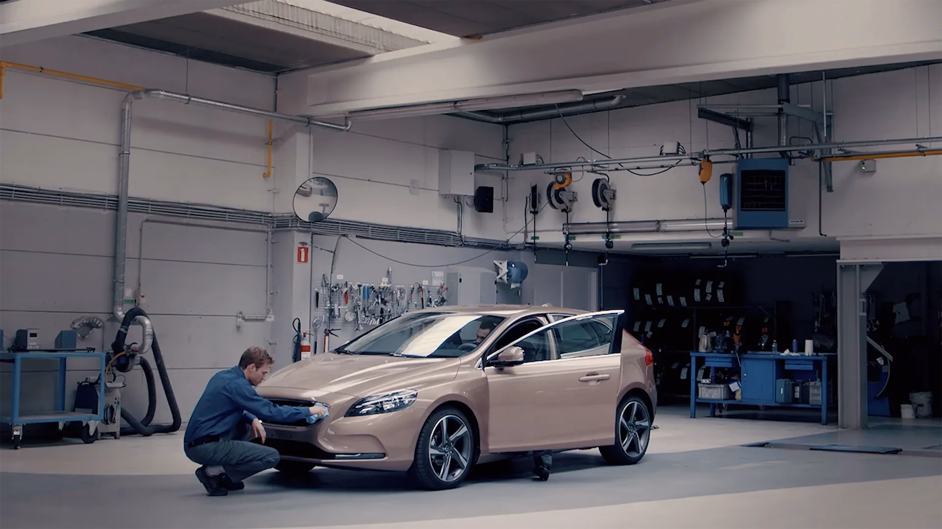 How do I contact Volvo service & repair?