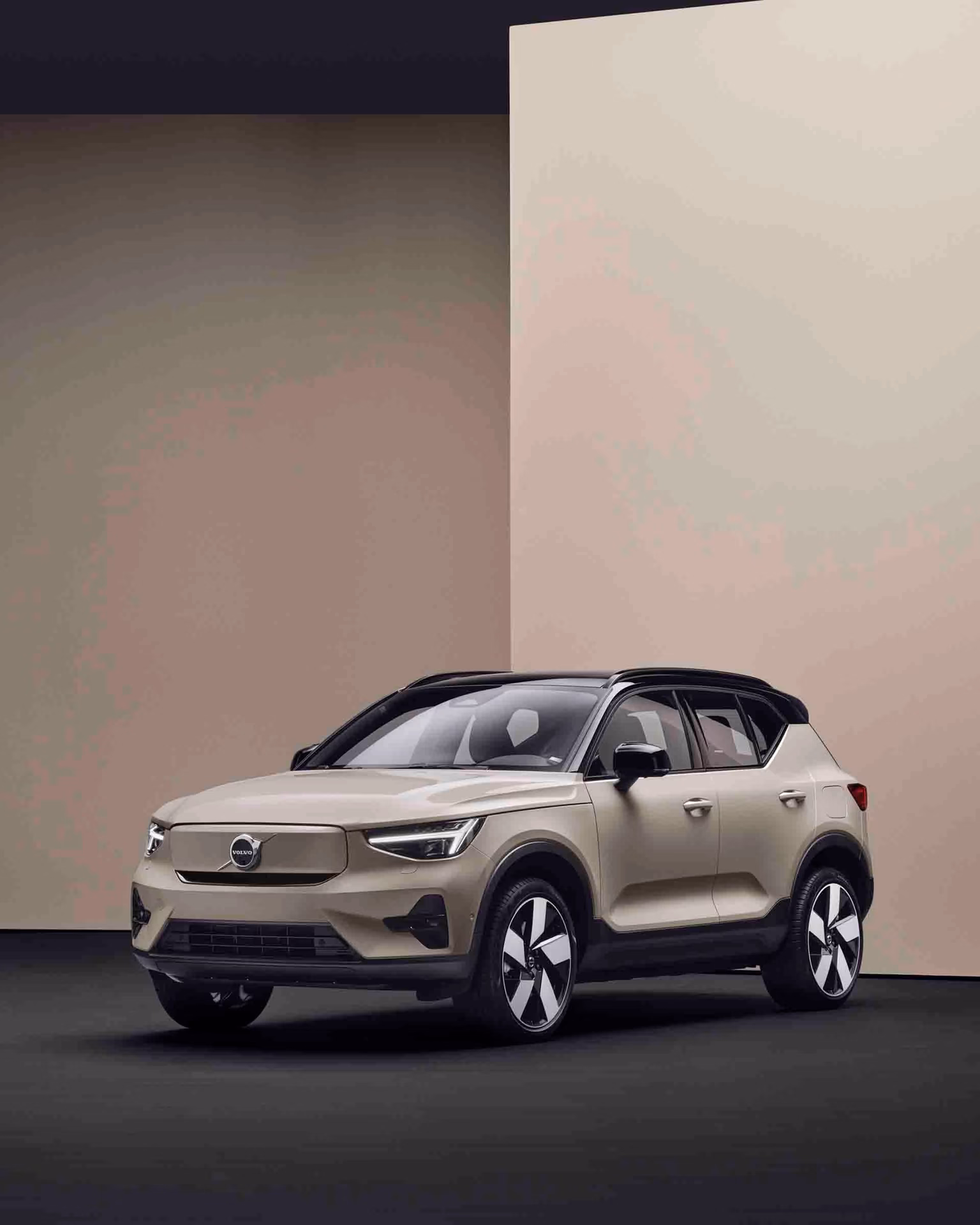 How do I contact Volvo service & repair?