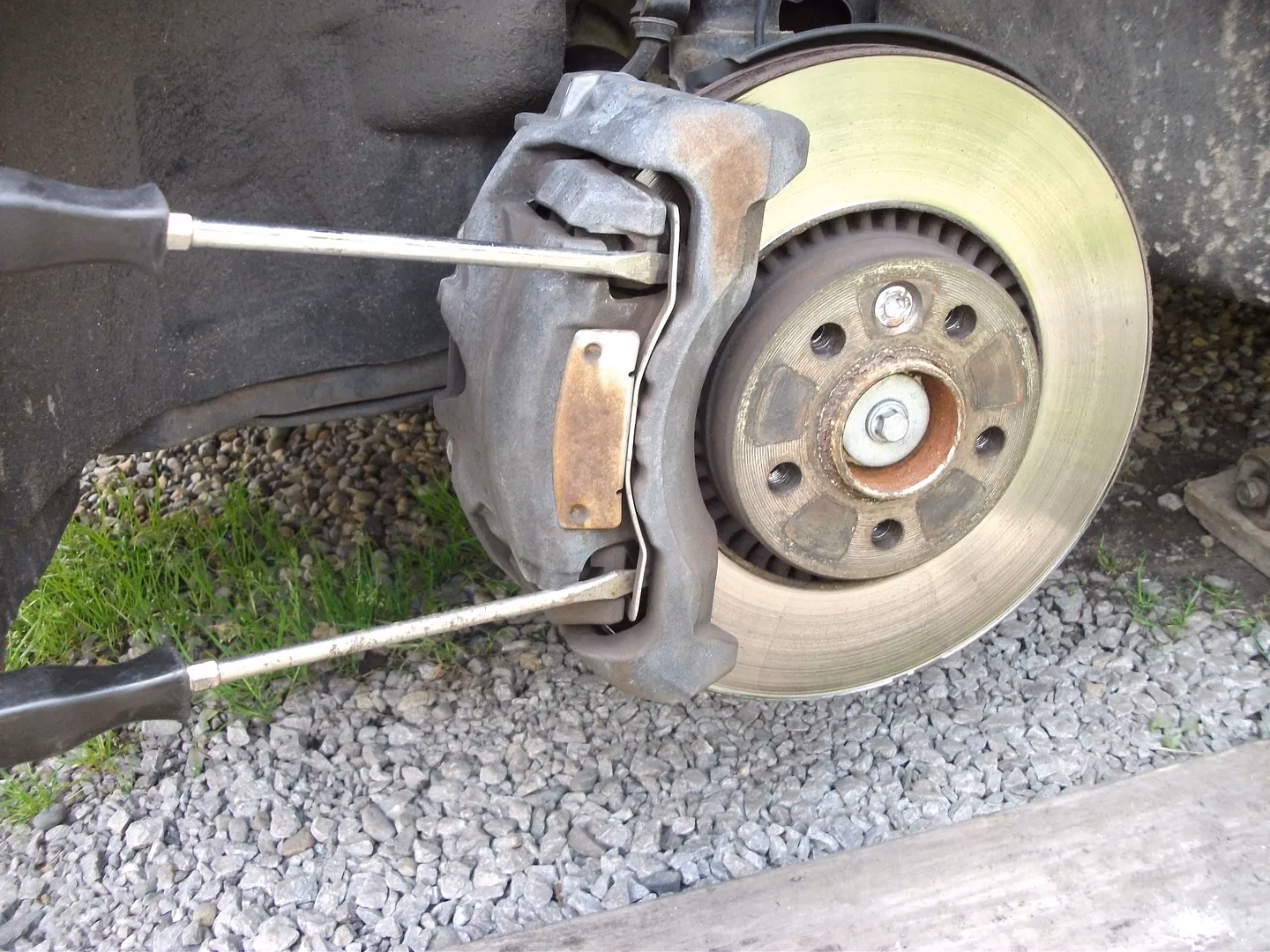 Does a Volvo C70 have a front brake job?