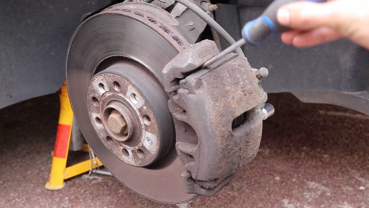 What does a brake pad tracker do on a VW Golf?