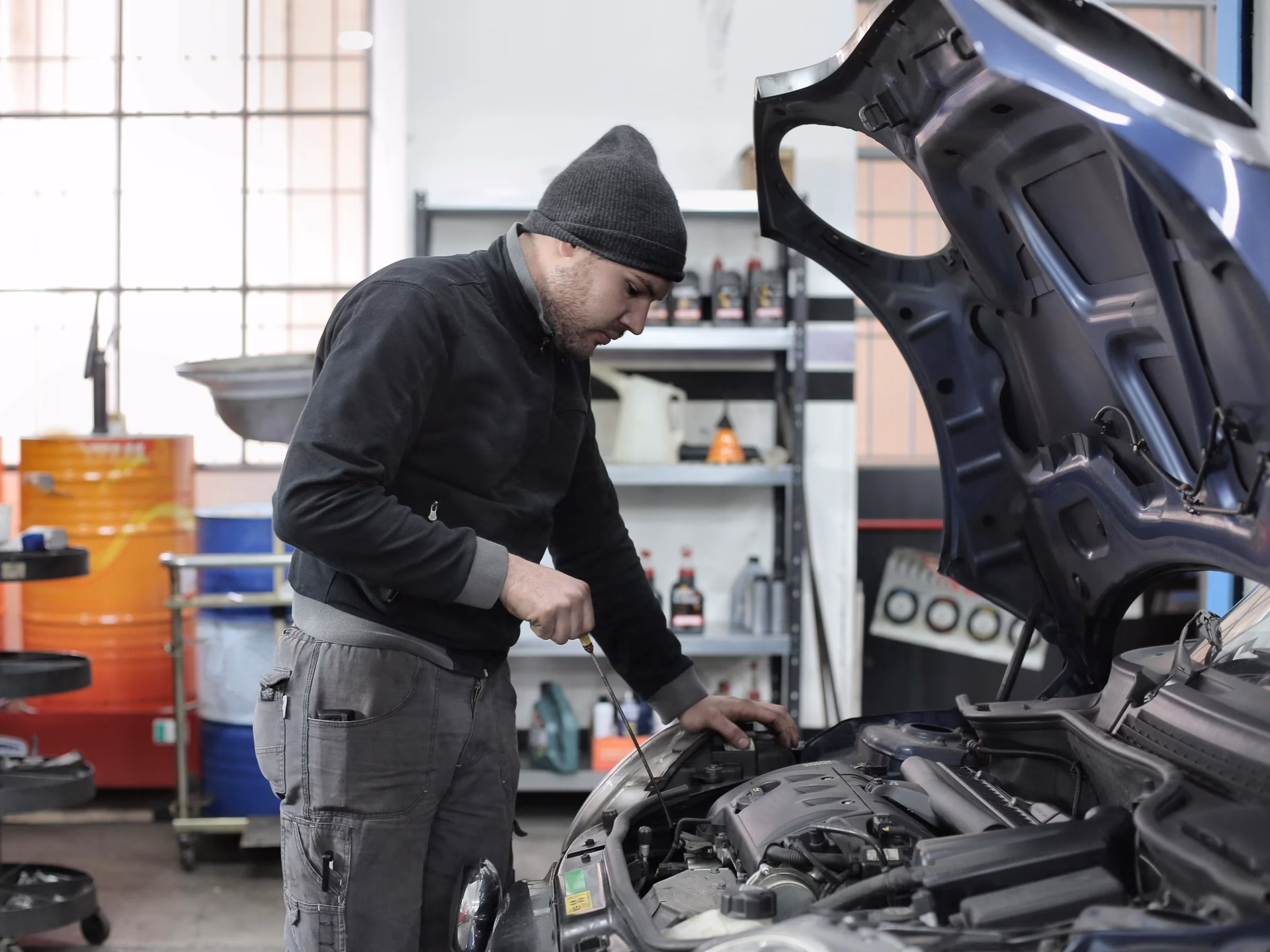 What are the requirements for a dealership porter job?