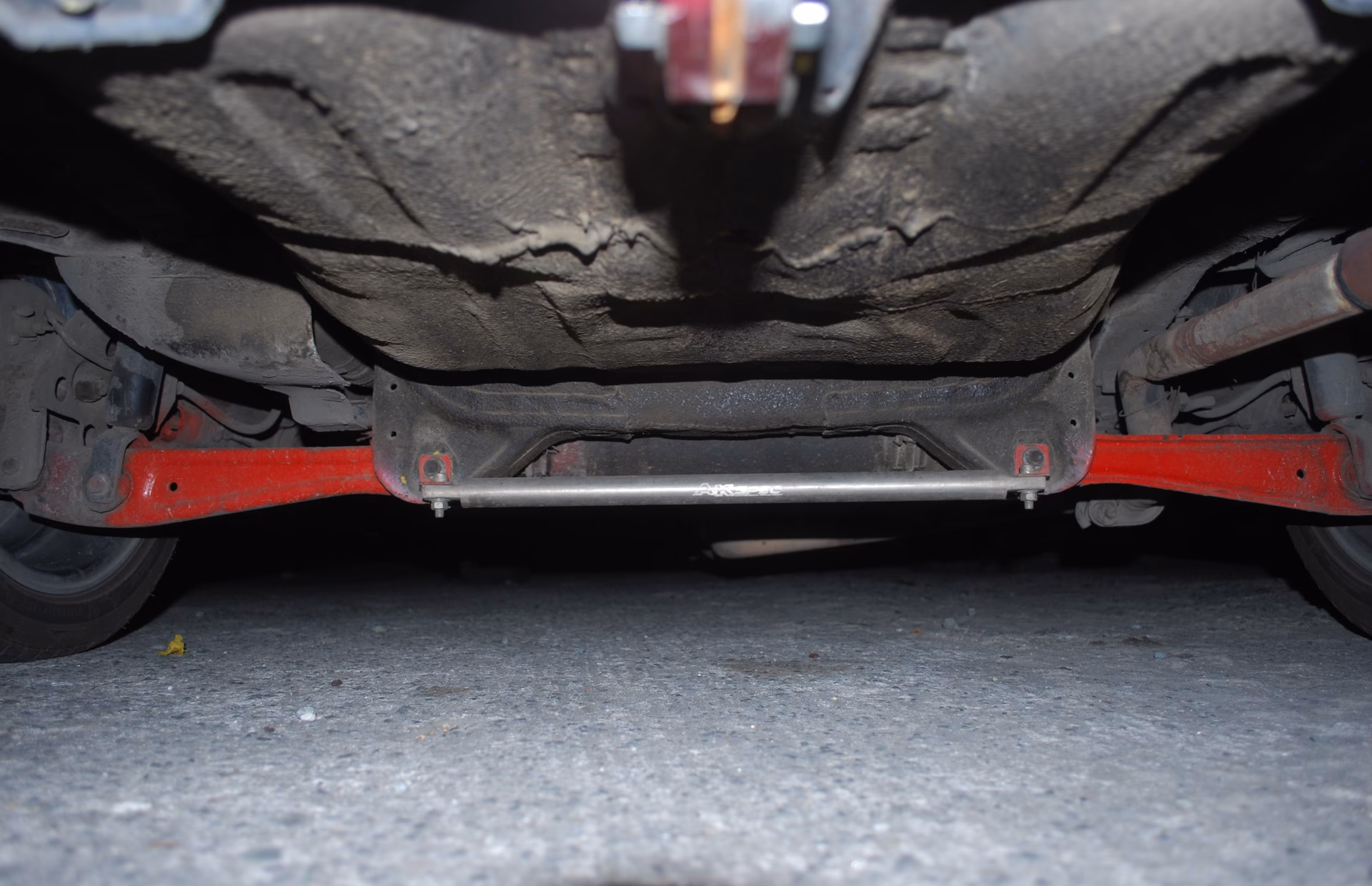 What is a straight tie bar?