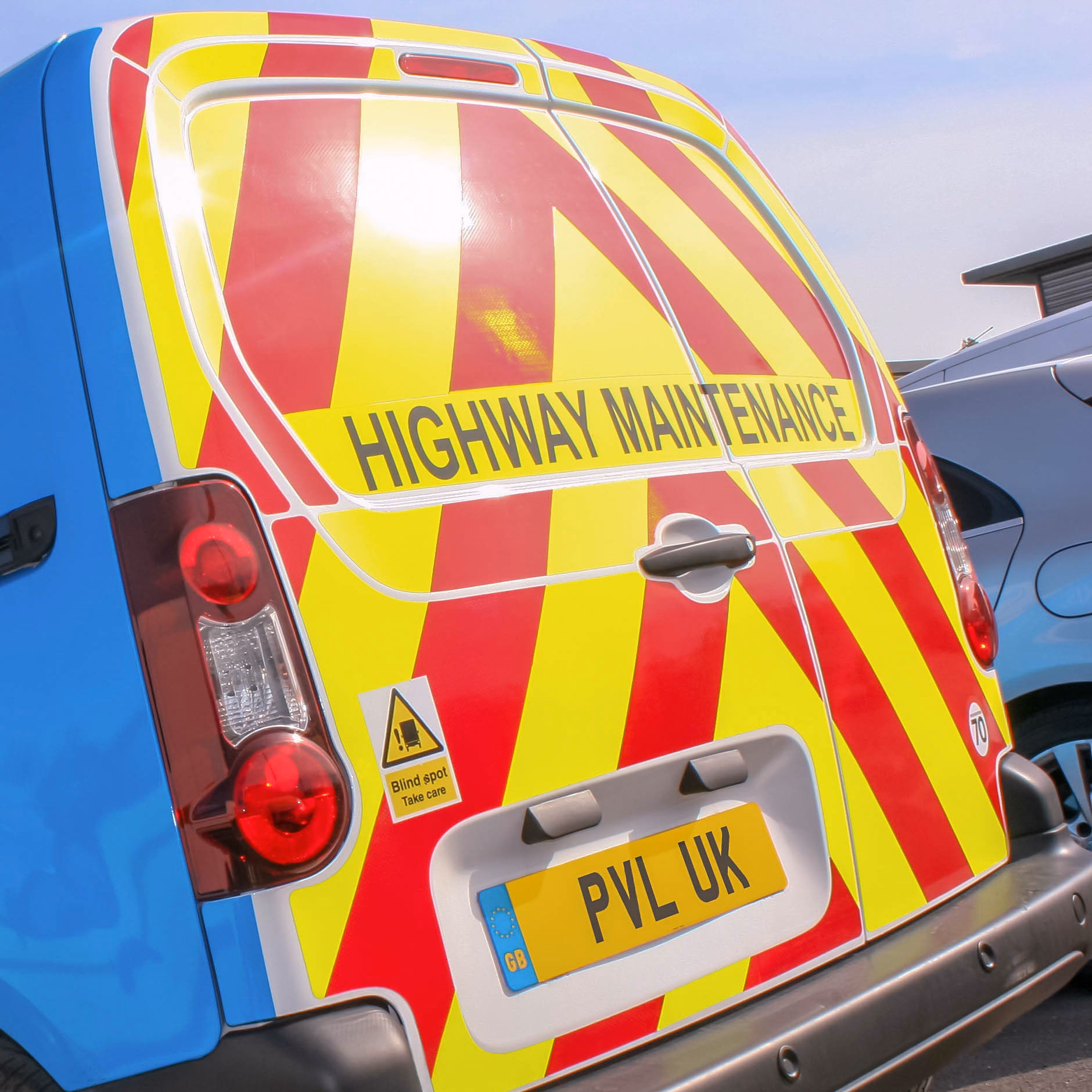 How wide should a car's red & yellow stripes be?