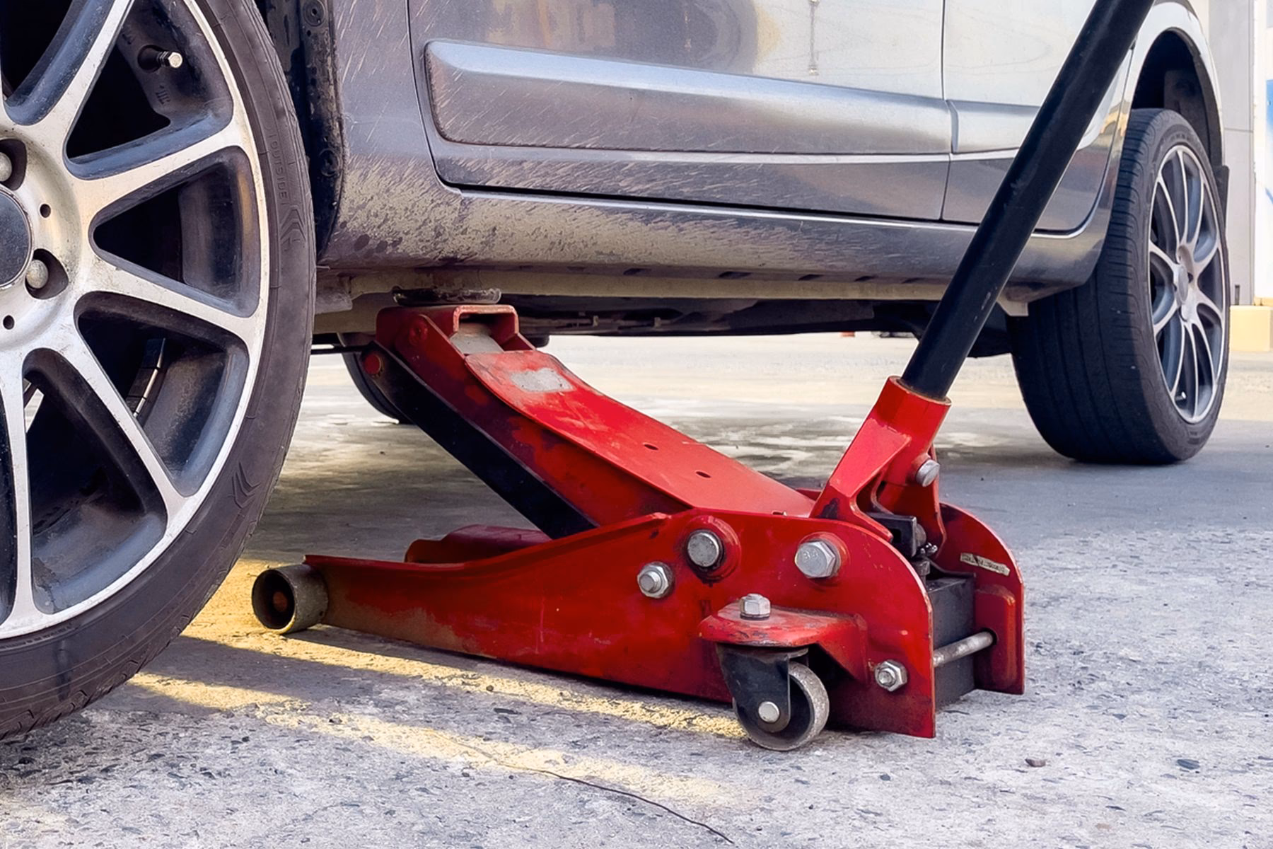 What are the different types of automotive Jacks?
