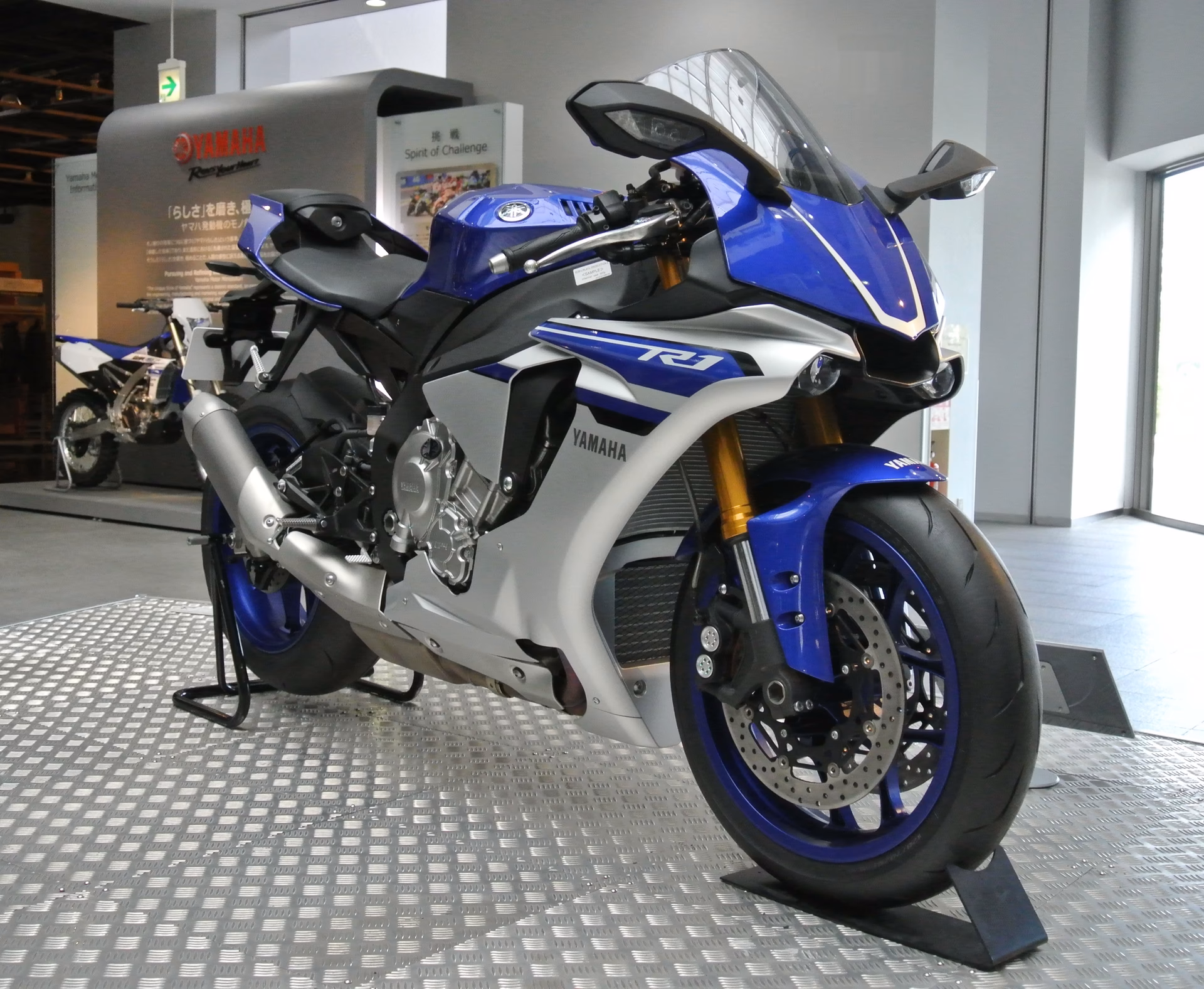 How many injectors does a Yamaha R1 have?